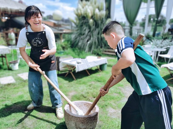 開學第一課把課堂“搬”到田園。
