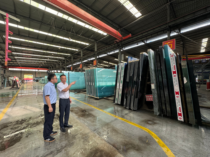 客戶經理實地了解企業情況。