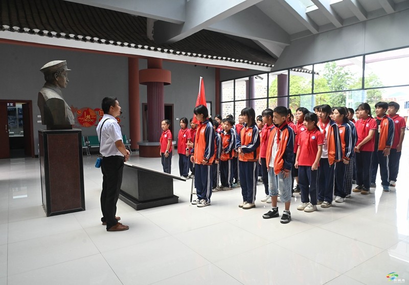 盤信鎮民族完?。簮蹏髁x教育成為“開學第一課”。