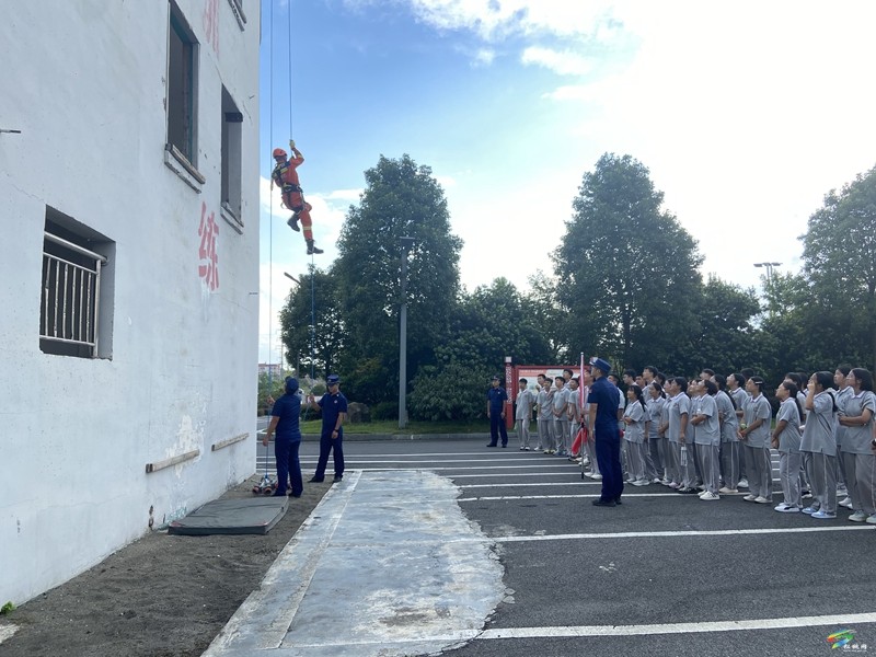 松桃消防開展開學第一課 消防“零距離”活動。
