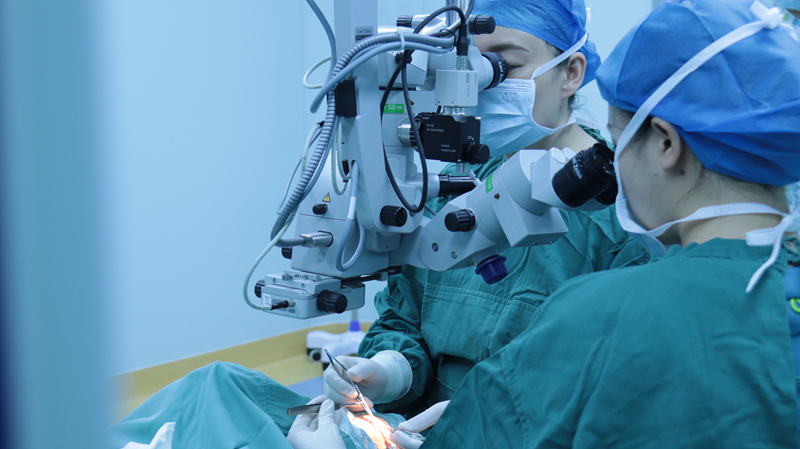 醫生在給患者做檢查。