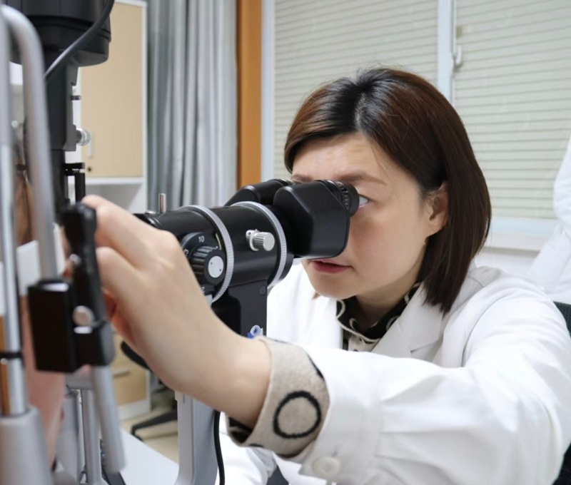 醫生在給患者做檢查。