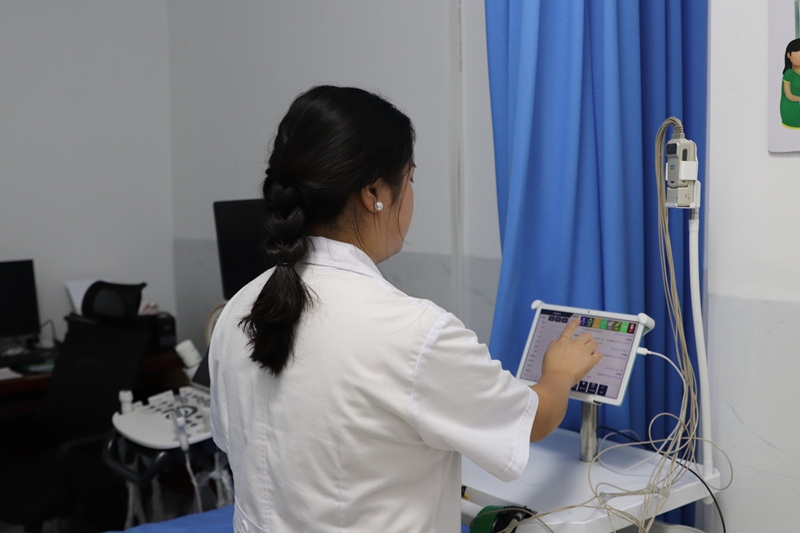 社區醫院心電圖實時上傳。張弘揚 攝.jpg