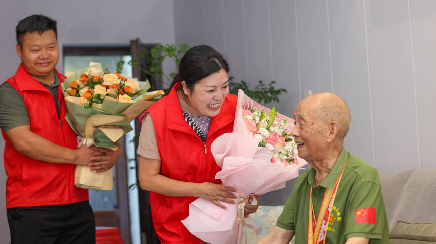 2025年9月2日，在貴州省銅仁市玉屏侗族自治縣平溪街道紅花社區，志愿者給抗戰老兵姚源興過生日。 