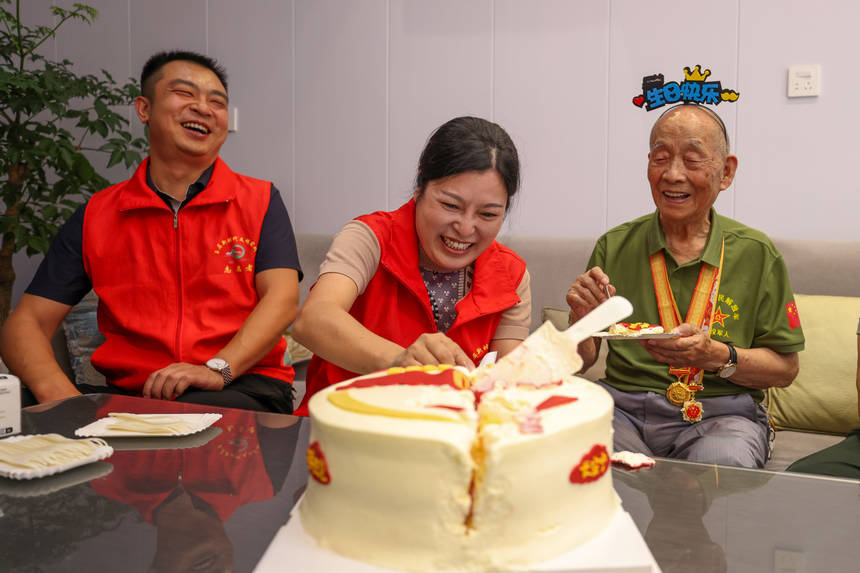 2025年9月2日，在貴州省銅仁市玉屏侗族自治縣平溪街道紅花社區，志愿者給抗戰老兵姚源興過生日。 