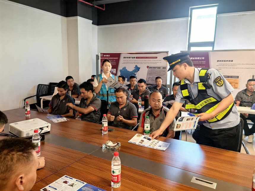 進企業發放宣傳資料。