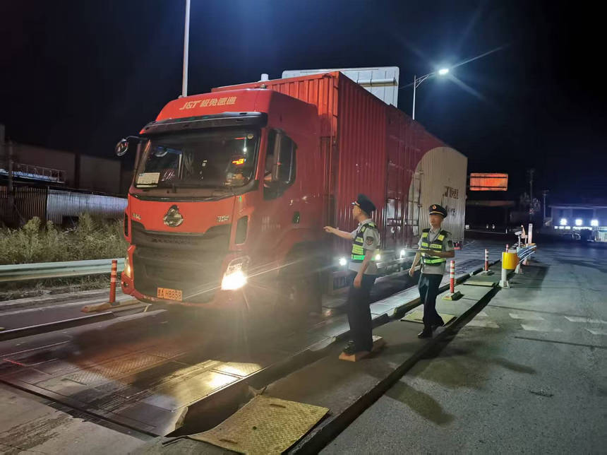 久長收費站入口治超。