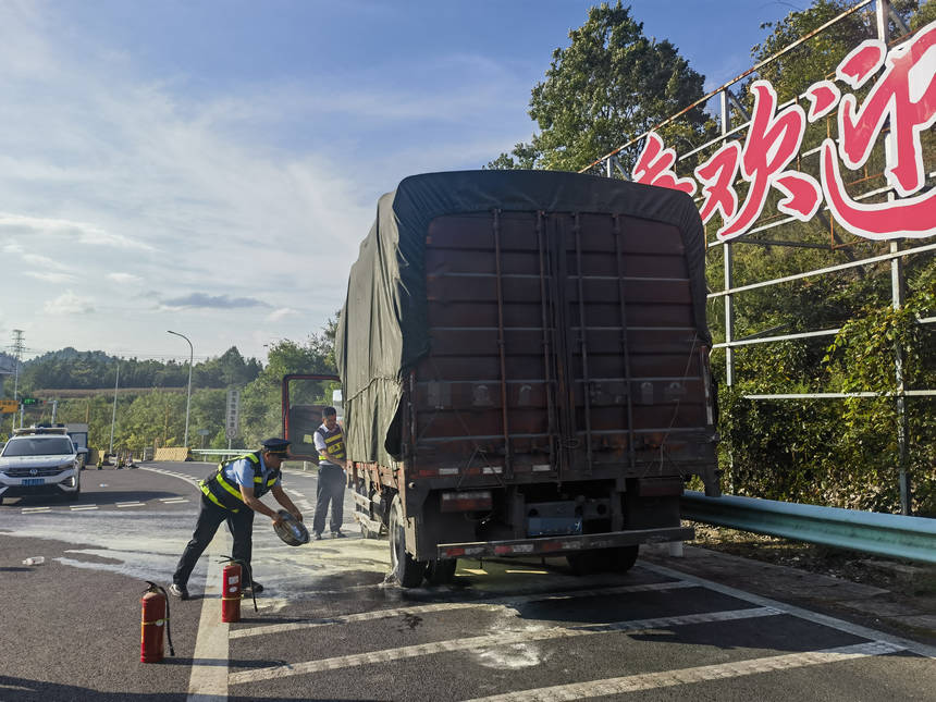 2025年9月3日 S36玉盤高速施秉西收費站外廣場 執法人員給車輪淋水降溫。