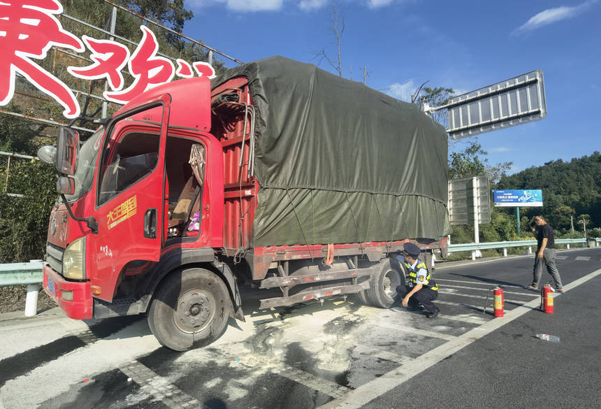 七支隊五大隊執法人員檢查貨車起火部位情況。