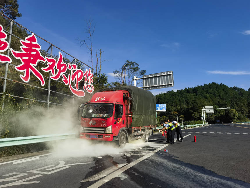 執法人員使用干粉滅火器滅火。