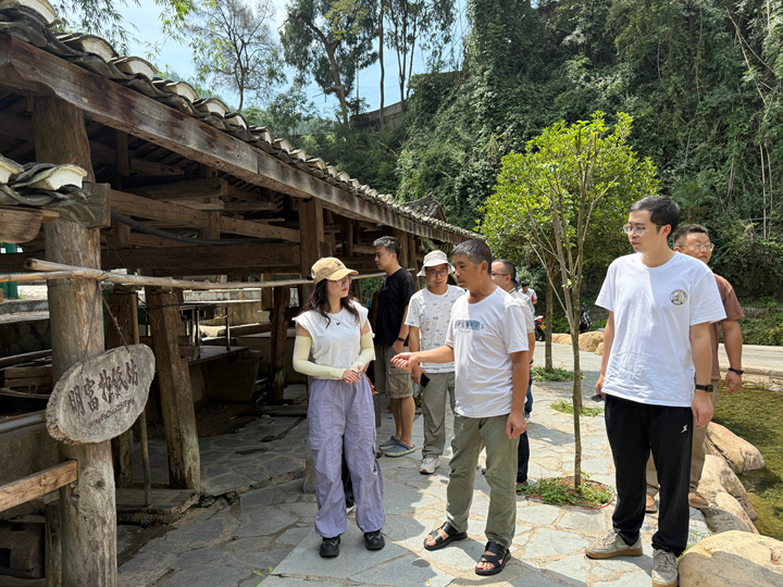 貴州大學公共管理學院社會實踐團隊走進新堡鄉。