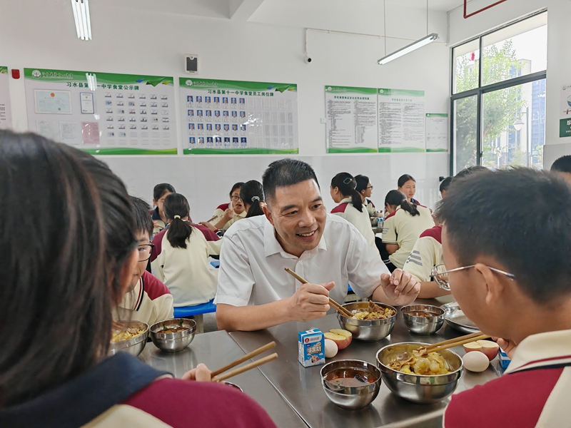 陪餐人員與學生一同用餐，關注餐食情況。謝永恒  攝.jpg