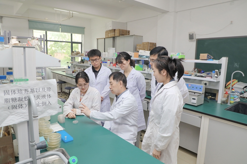 武漢大學幫扶貴州師范大學生物學團隊負責人 孫蒙祥在實驗室與學生交流。