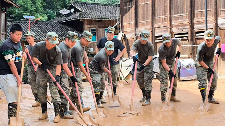 民兵深入災區開展搶險救災。