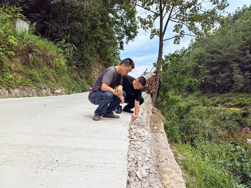 白沙鎮工作人員查看道路隱患點維護情況。