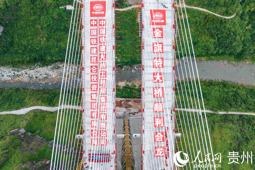 建設中的烏長高速金旗特大橋。人民網記者 涂敏攝