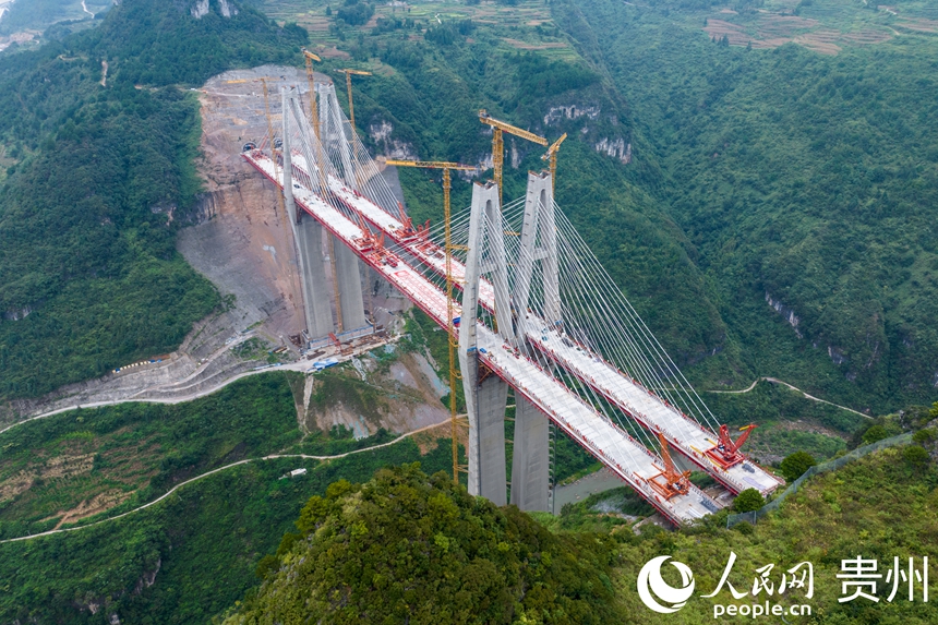 建設中的烏長高速金旗特大橋。人民網記者 涂敏攝