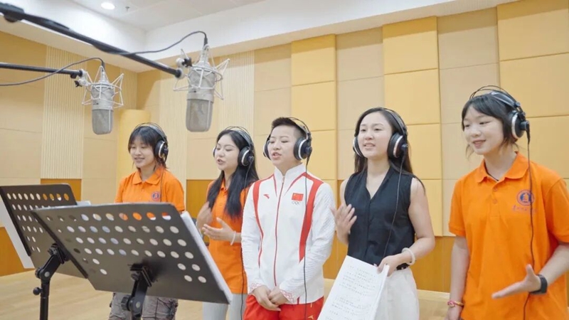 師生和奧運冠軍一同唱響原創歌曲《夢在不遠的方向前行》。