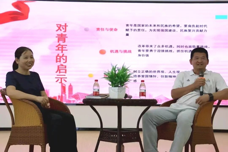 體育學院以“宣講+訪談”的形式開展學生活動。