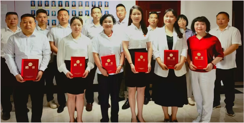 松桃法院向家長法學院老師頒發聘書。