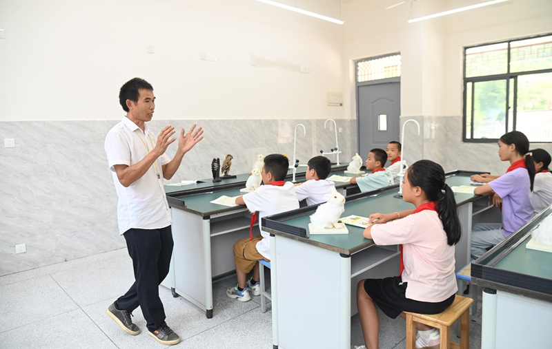 9月5日，松桃苗族自治縣迓駕鎮教師任達兵在上課。謝慧芳攝