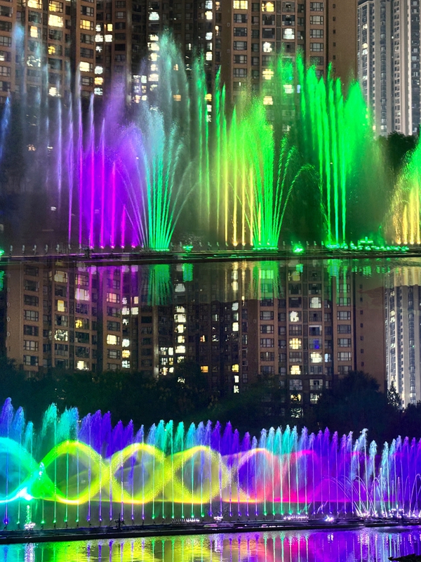 活動現場音樂噴泉絢麗綻放，多彩水幕與城市夜景交相輝映，美輪美奐。張川 攝.jpg