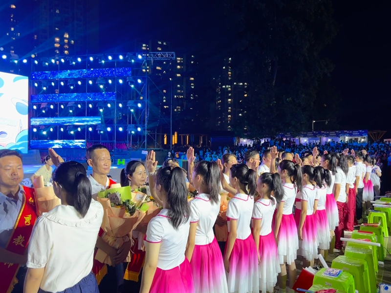 孩子們為受表彰的優秀教師獻上鮮花，互動溫馨，滿是敬意與祝福。張川 攝.jpg