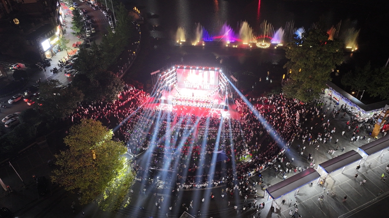 習水縣希望城時代廣場湖畔小廣場，活動現場人頭攢動，舞臺燈光璀璨，熱鬧非凡。張川 攝.jpg