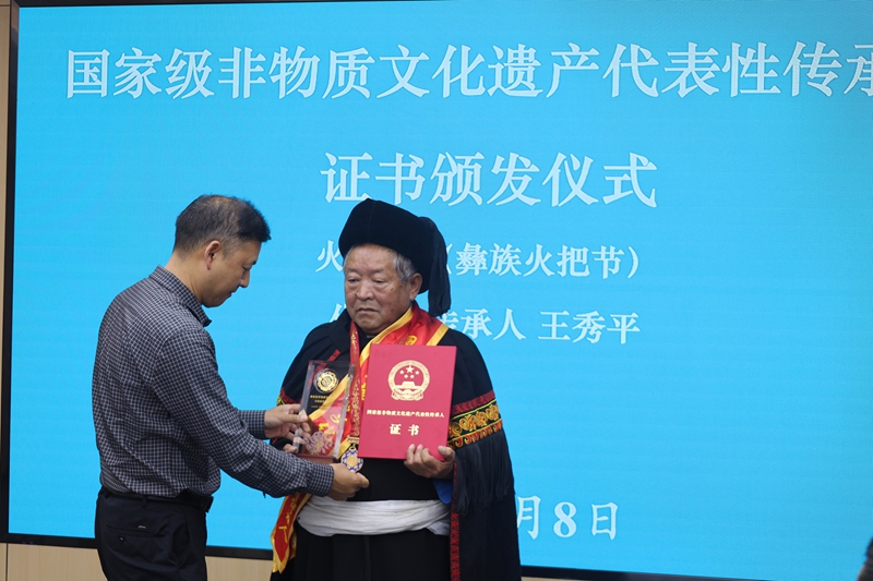 赫章代為李秀平頒發證書  張雪 攝.jpg