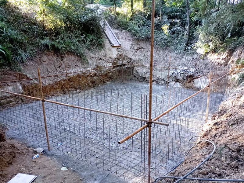 寨壩鎮花椒灌溉使用的蓄水池修建現場。稅會靜 攝.jpg