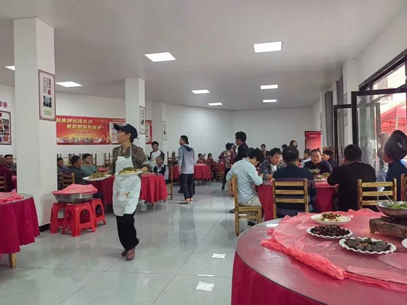 松桃苗族自治縣牛郎鎮松江村村民在“合約食堂”用餐。