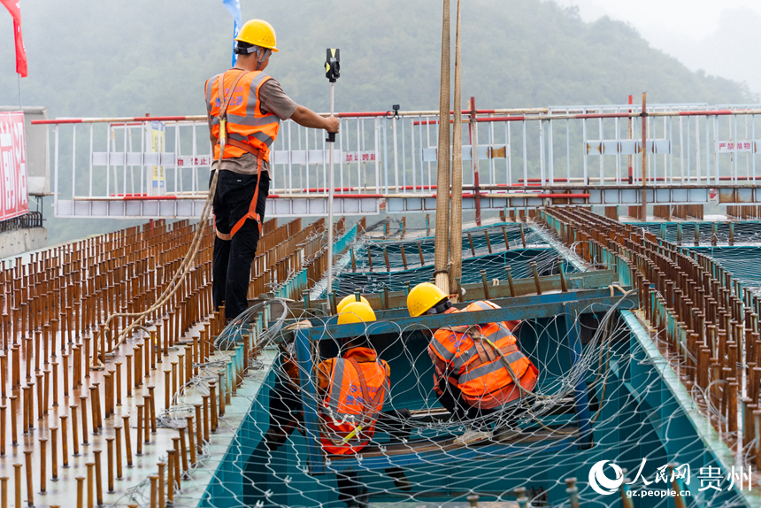 建設者正在安裝大橋的最后一片小縱梁。人民網記者 涂敏攝