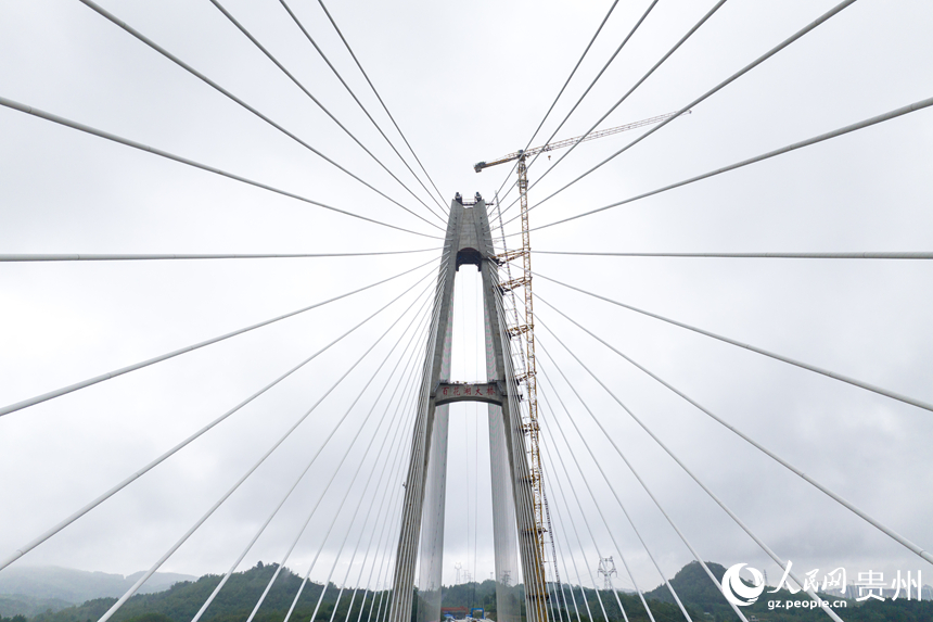 建設中的百花湖特大橋。人民網記者 涂敏攝