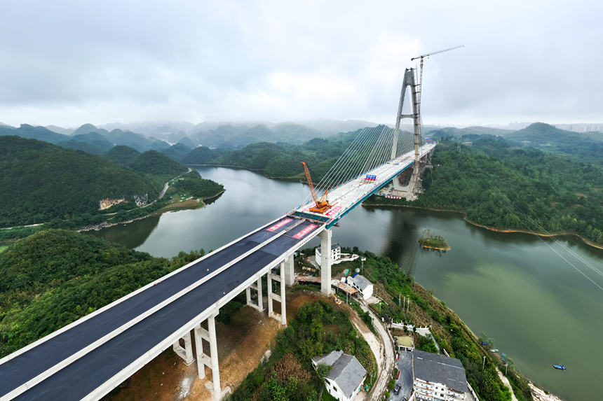 建設中的百花湖特大橋。劉葉琳攝