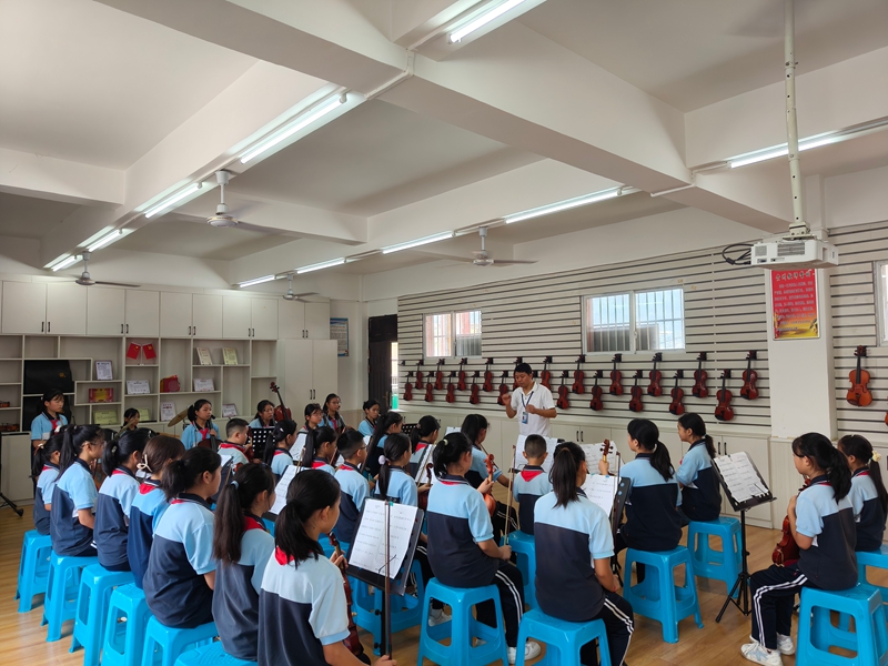 學生們正在專心聽老師講解小提琴知識。蔡昀 攝.jpg