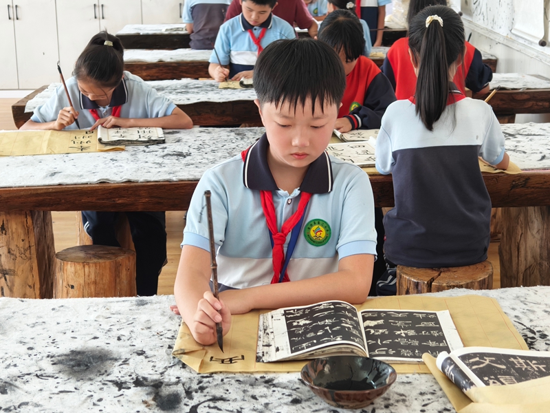 學生正在練習書法。蔡昀 攝.jpg