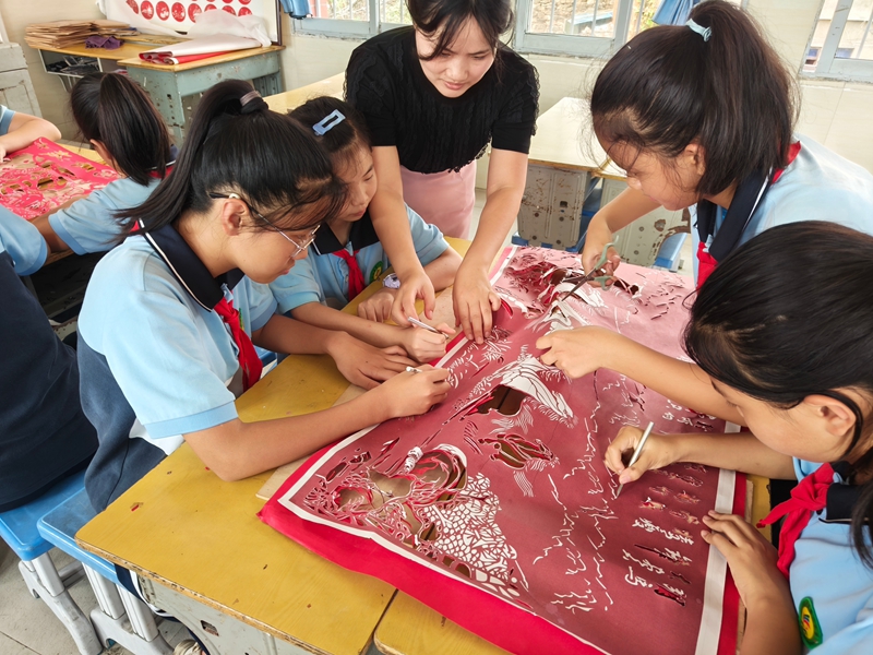 學生們在老師的指導下學習剪紙。蔡昀 攝.jpg