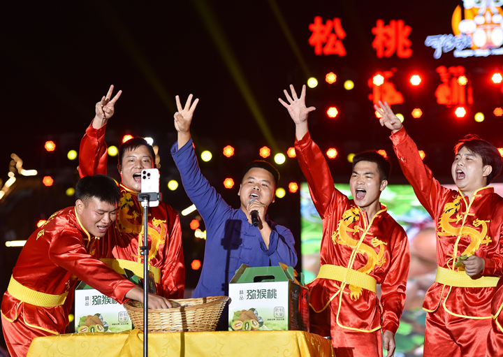 苗家代雄在村晚為孟溪鎮孟溪社區現場直播帶貨。