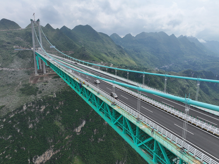 圖為上看花江峽谷大橋。