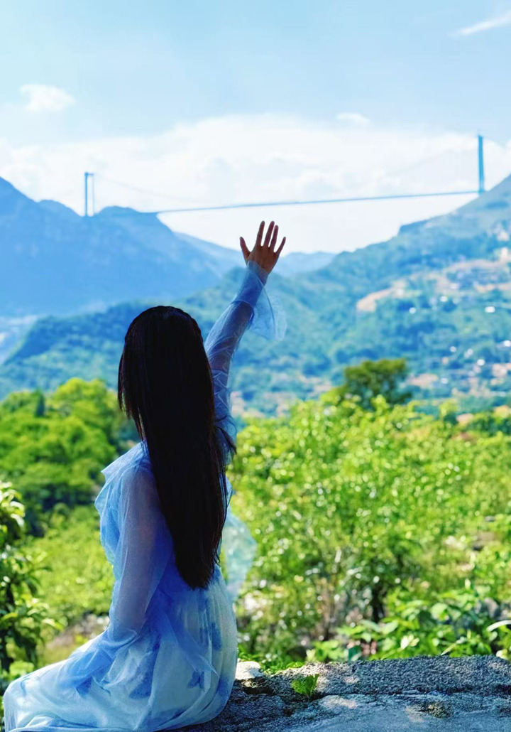 圖為右看花江峽谷大橋。