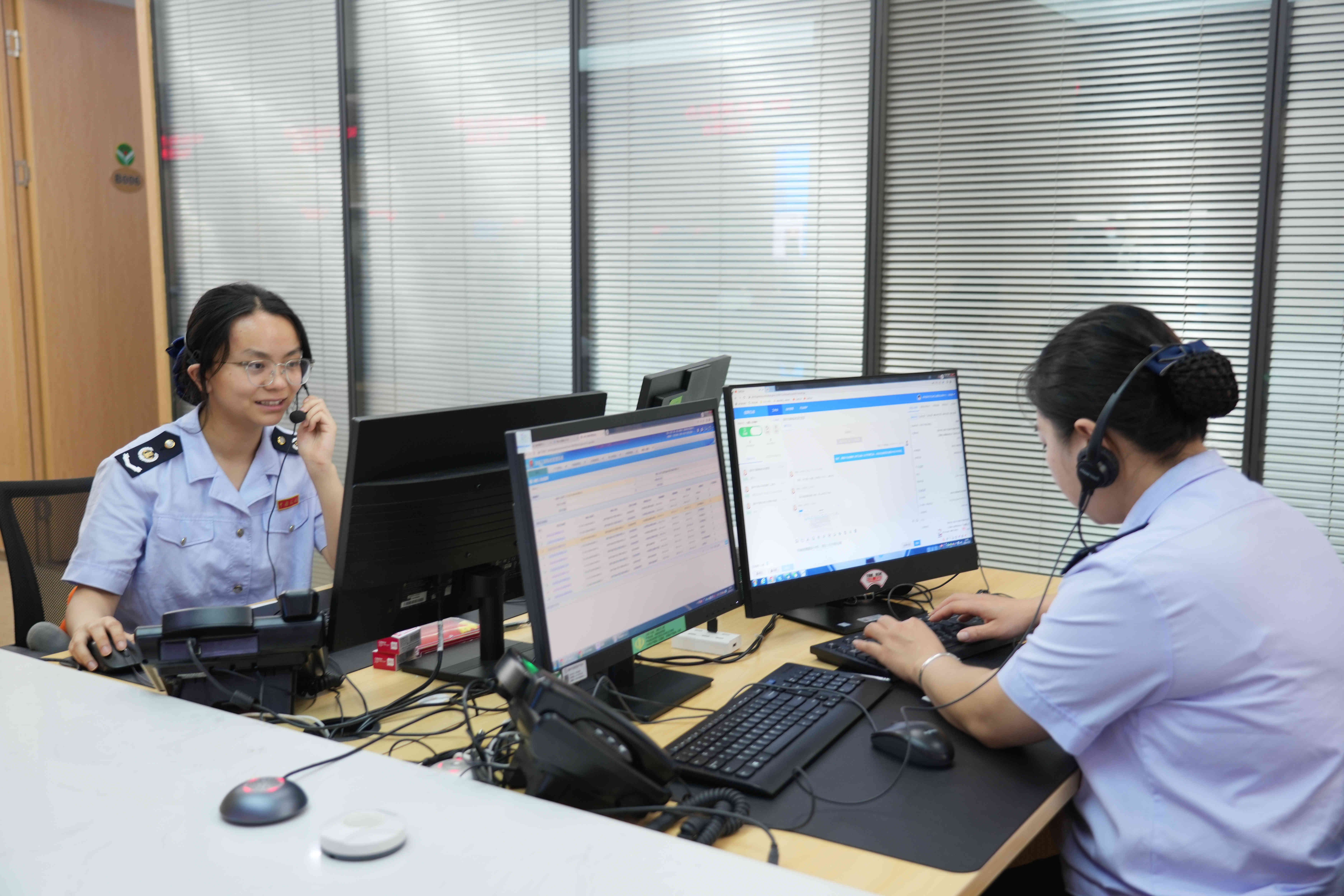 征納互動坐席人員為納稅人答疑解惑。李琪攝