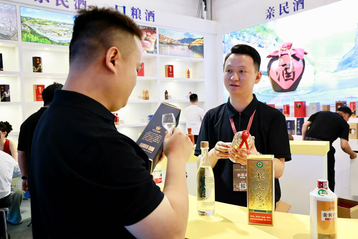 王君與客商交談。