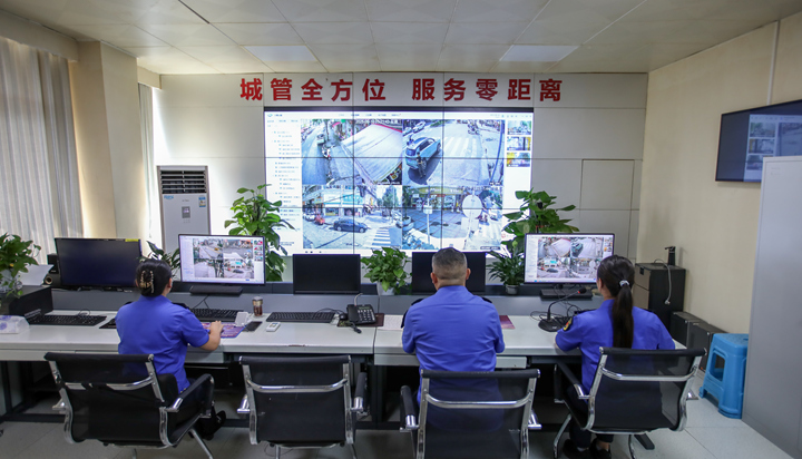 貴定縣城市管理數字化指揮中心工作人員通過“智慧城管系統”進行日常監管。