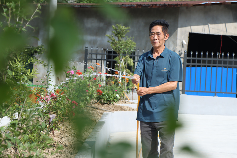 婁山關街道峰巖村，昔日“臟亂差”一去不返，取而代之的是一幅潔凈美麗的鄉村新畫卷。王琨榮攝