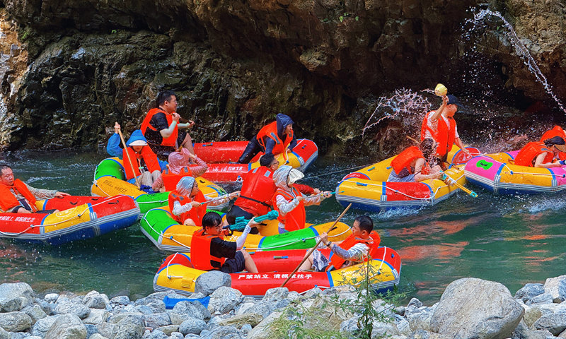 歡聲笑語回蕩在河谷間。 陳桂良攝