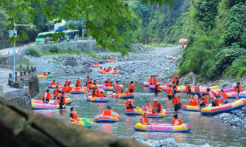河道熱鬧非凡。 陳桂良攝