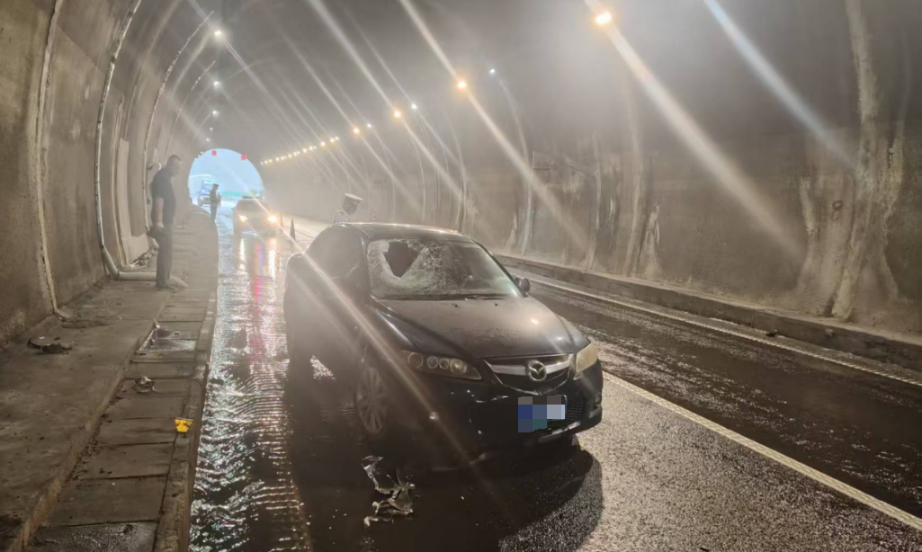 貴州省交通綜合行政執法七支隊十五大隊工作人員擺放安全錐做好現場防護。