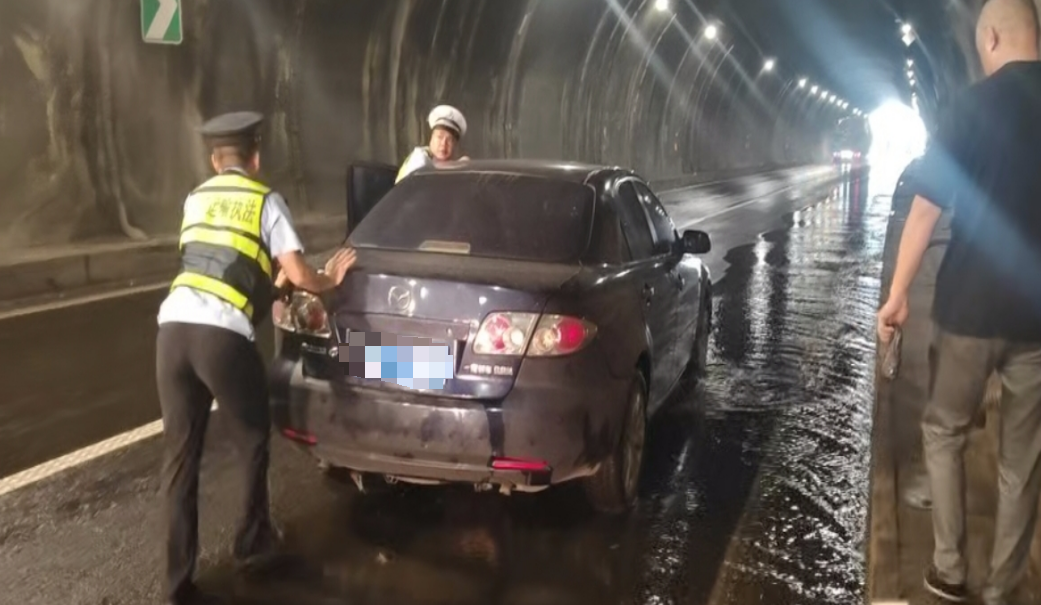 貴州省交通綜合行政執法七支隊十五大隊聯動部門共同處置事故車輛到安全地點。