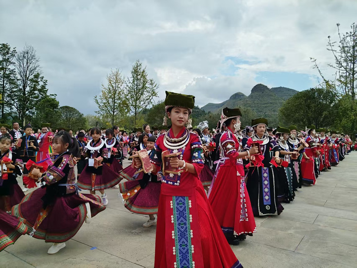 共跳“板凳舞”。