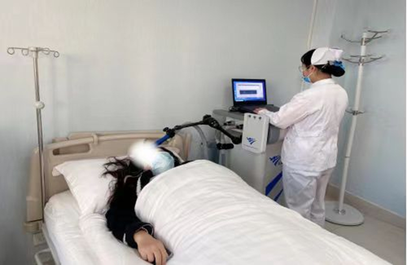 六盤水市第三人民醫院睡眠障礙科工作人員為患者進行睡眠監測。